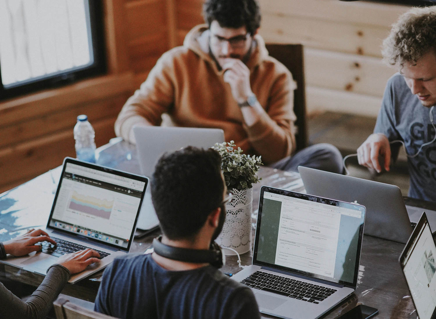 Une équipe travaille avec un entrepreneur pour comprendre son quotidien